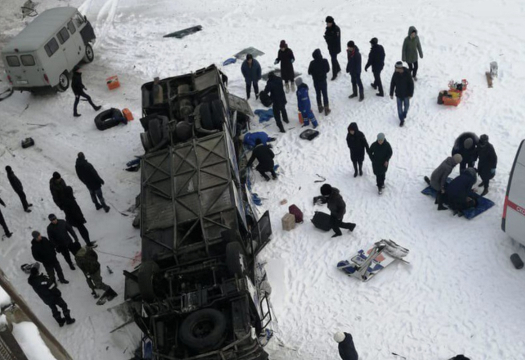 В Забайкалье автобус с пассажирами разбился, упав с моста: известно о 19 погибших