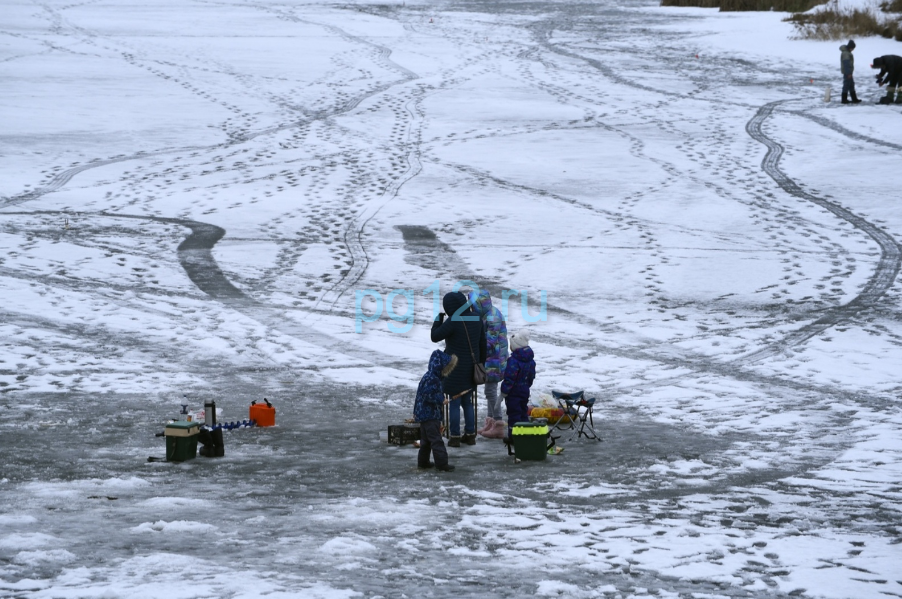 Женщины-рыбаки вышли на тающий лед Малой Кокшаги вместе с детьми