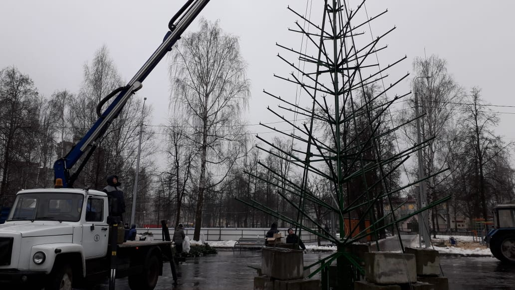 В Йошкар-Оле установили первую городскую новогоднюю елку