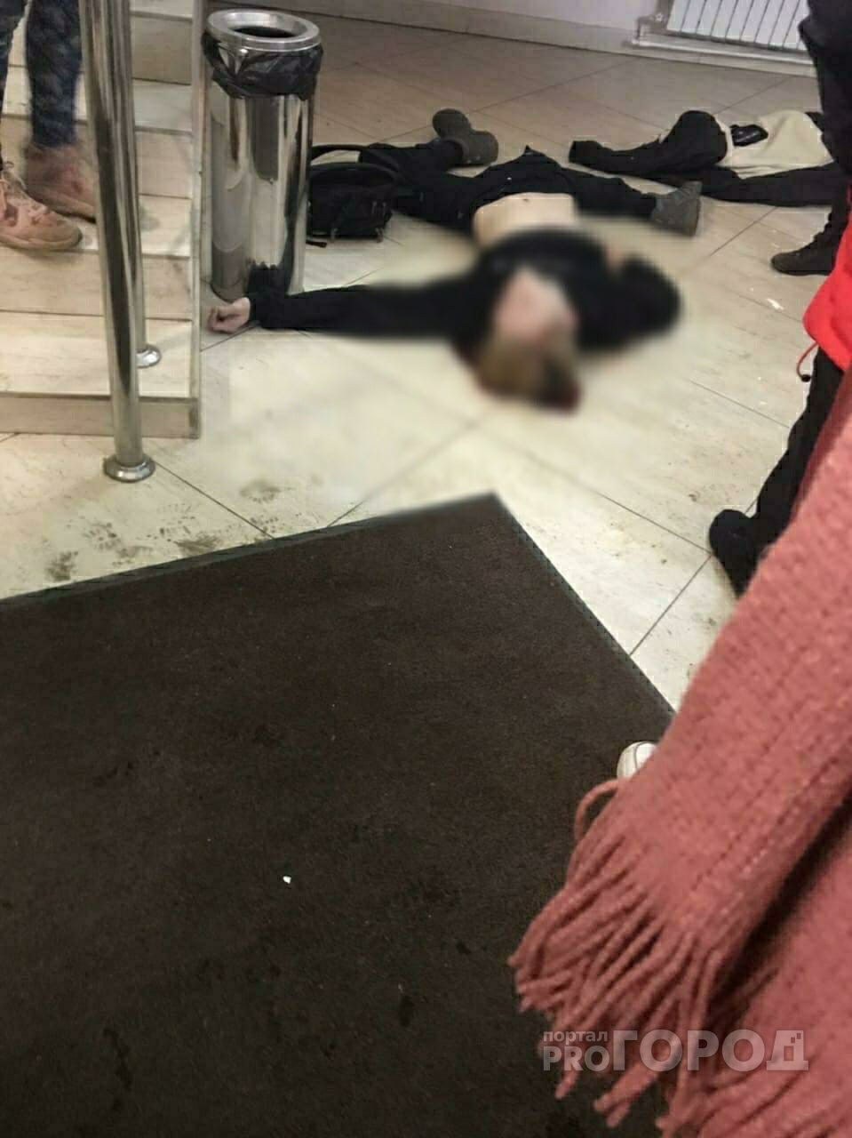 В Йошкар-Оле в одном из ТЦ с четвертого этажа выпал подросток