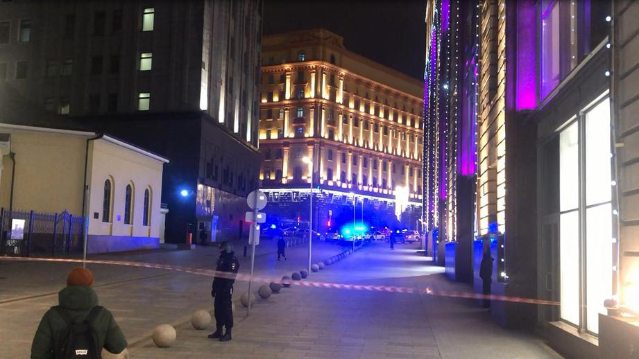 Очевидцы о стрельбе у здания ФСБ в Москве: «На месте заметили машину с номерами Марий Эл»