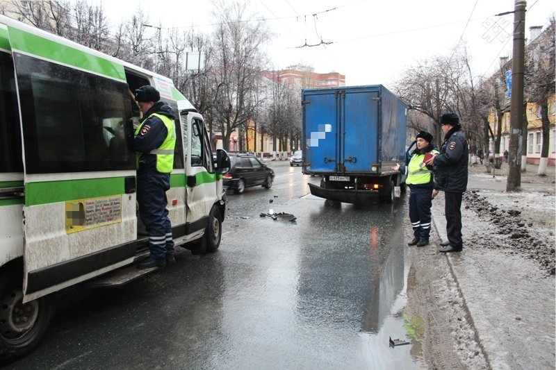 В Йошкар-Оле при столкновении ГАЗели и маршрутки пассажиры получили травмы