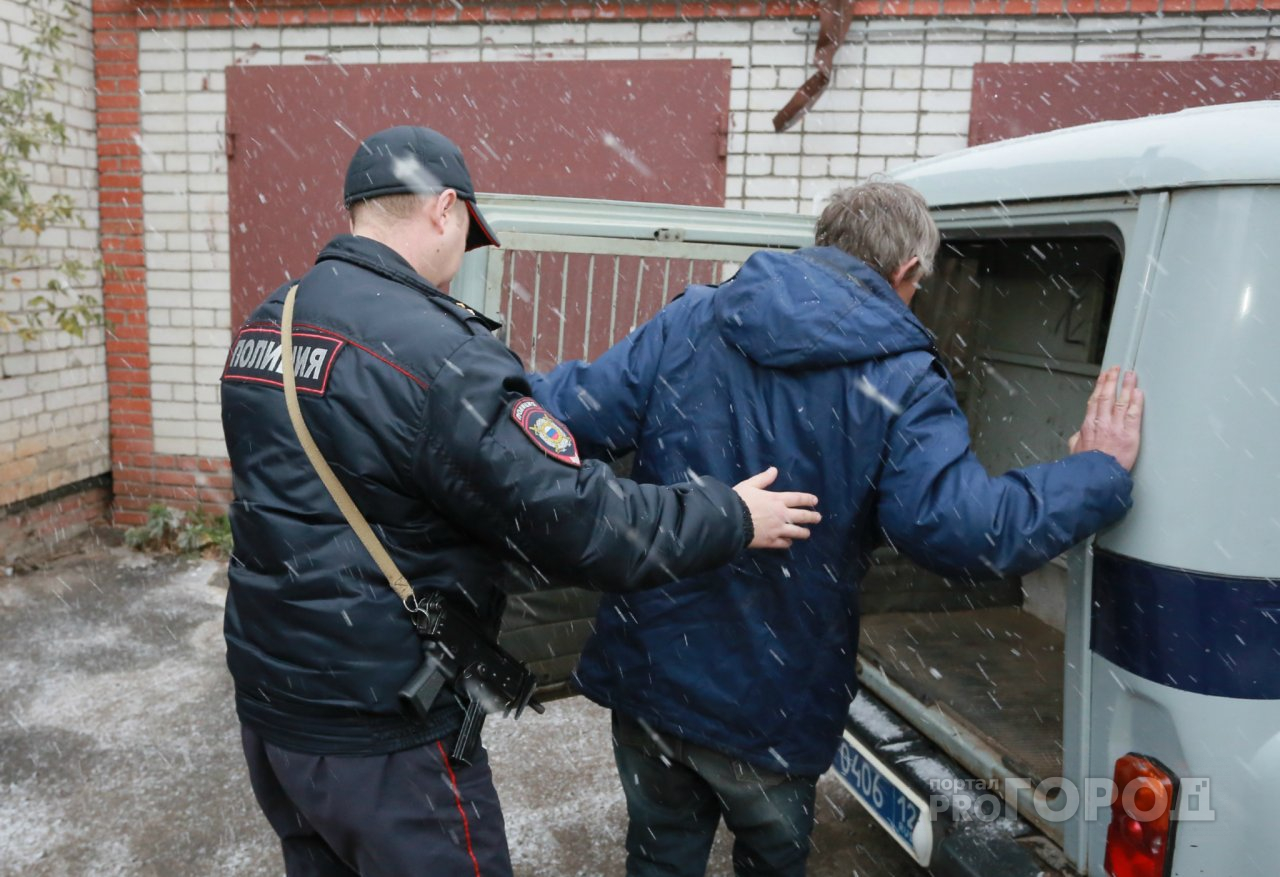 Двое жителей Марий Эл угрожали соседу ножом и требовали 50 рублей