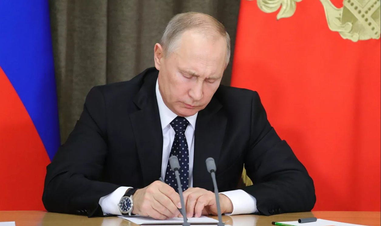 Президент России подписал закон о повышении МРОТ