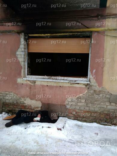 «Он спит на мокром снегу»: в Йошкар-Оле погорелец оказался на улице