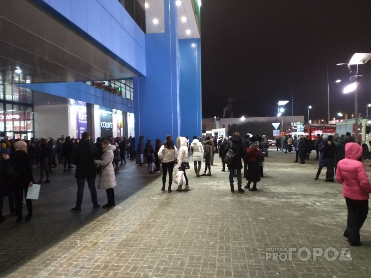 В Йошкар-Оле эвакуировали торговый центр: на месте работают пожарные и спасатели