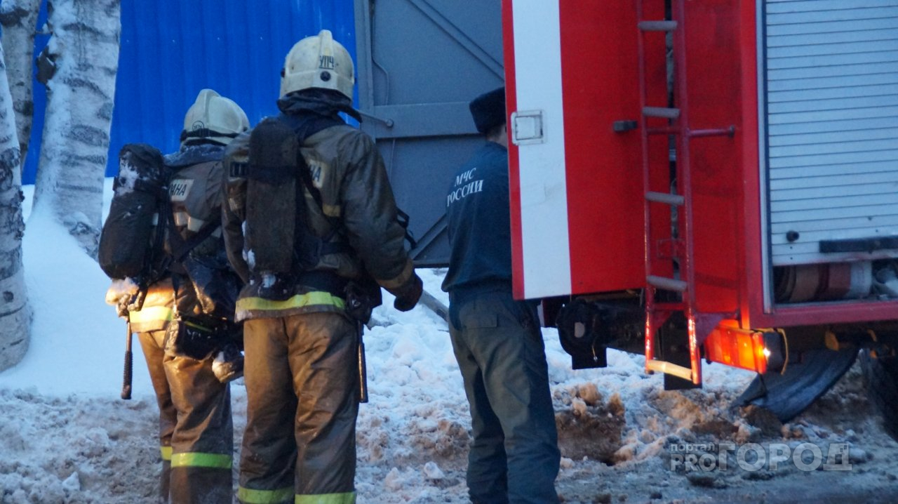 В Йошкар-Оле пожар на Луначарского ночью тушили более тридцати огнеборцев