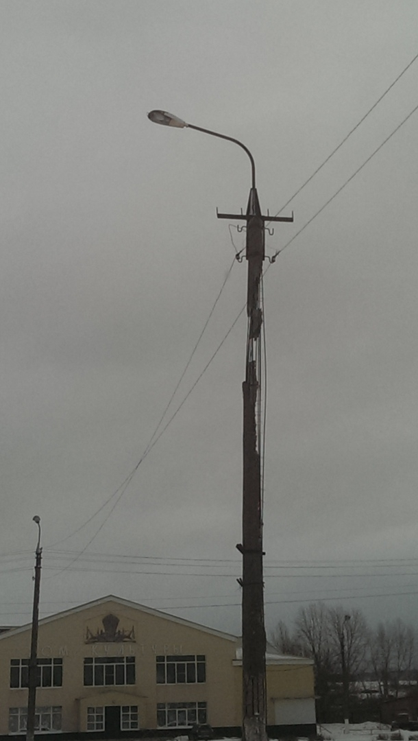 Фото дня: опасный столб в одном из поселков Марий Эл угрожает жизни местных