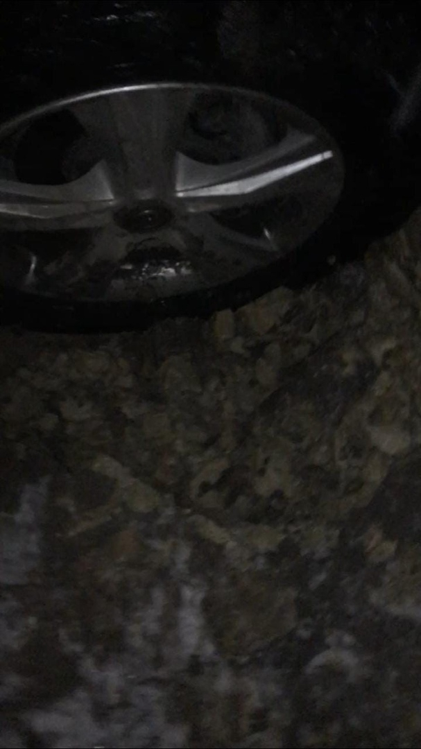 В Йошкар-Оле, влетев в яму, авто пробило колесо
