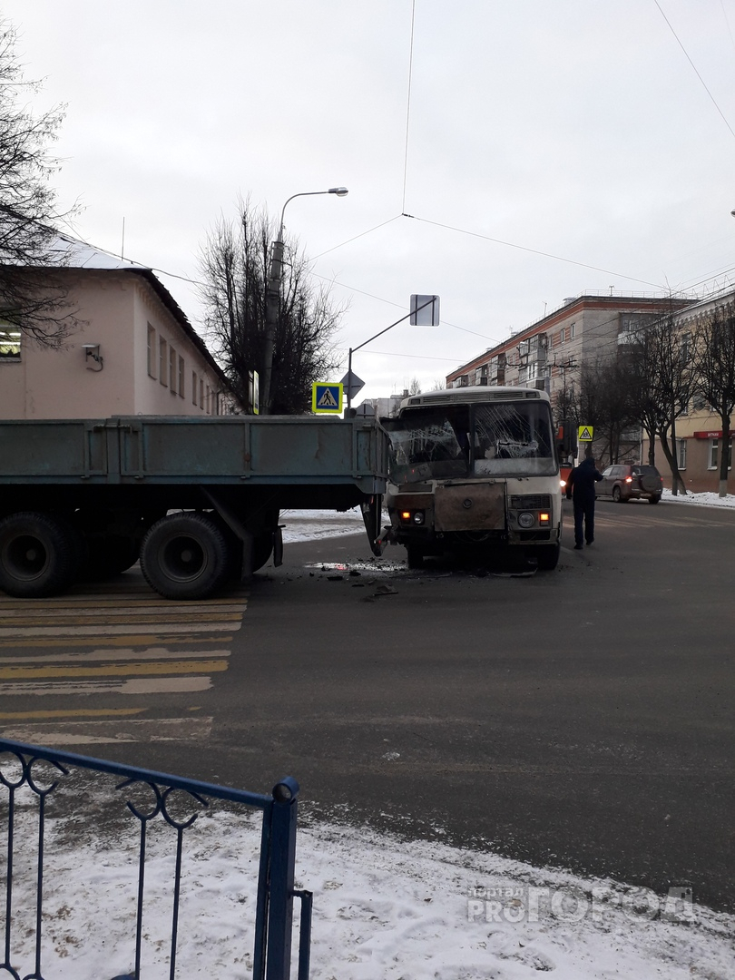 В Йошкар-Оле ПАЗик «догнал» грузовое авто