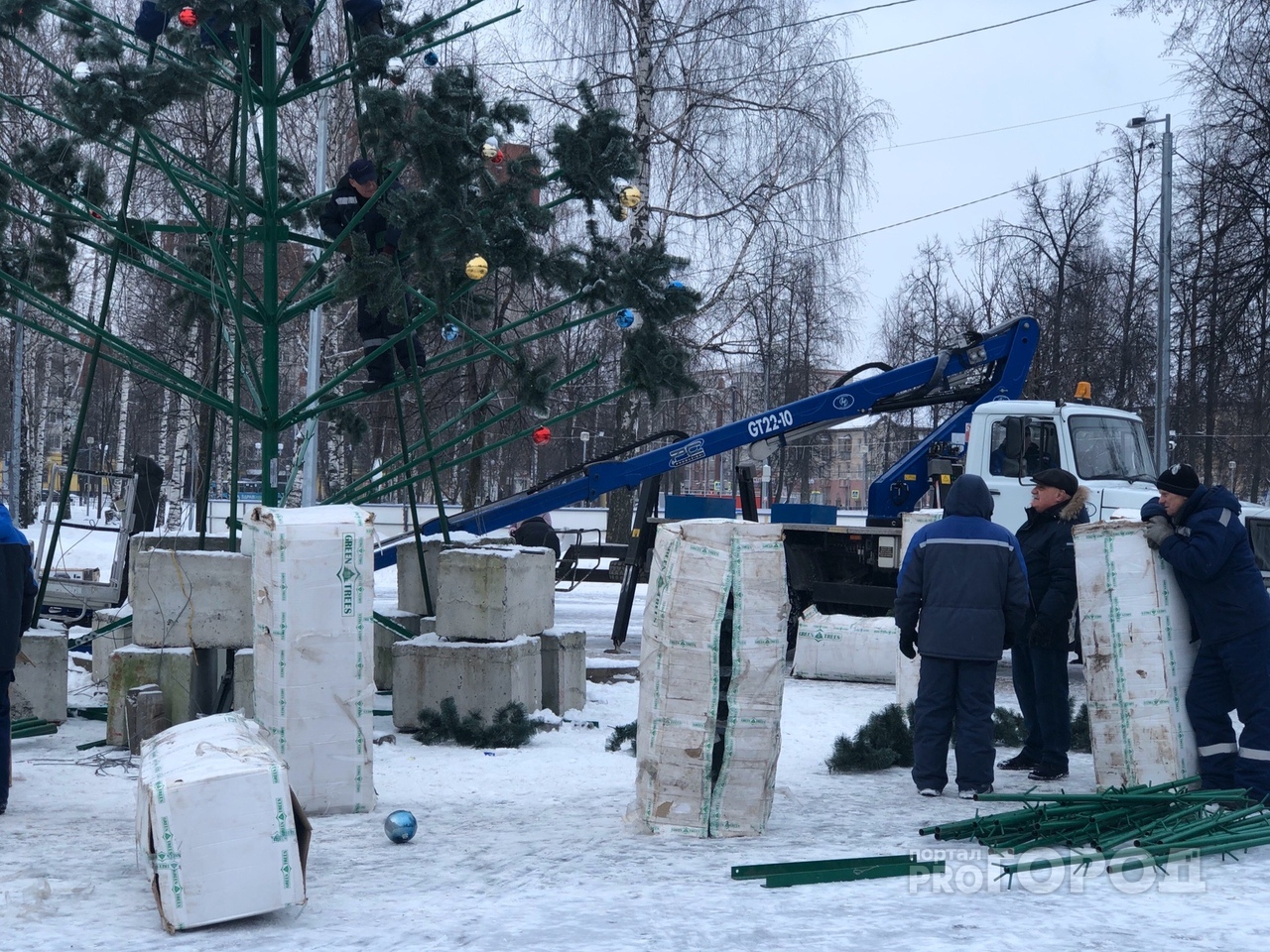 В Йошкар-Оле убрали новогоднюю елку в Парке Победы