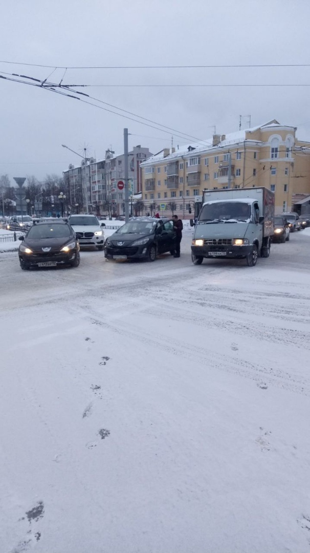 В Йошкар-Оле у Дружбы столкнулись две иномарки: движение затруднено