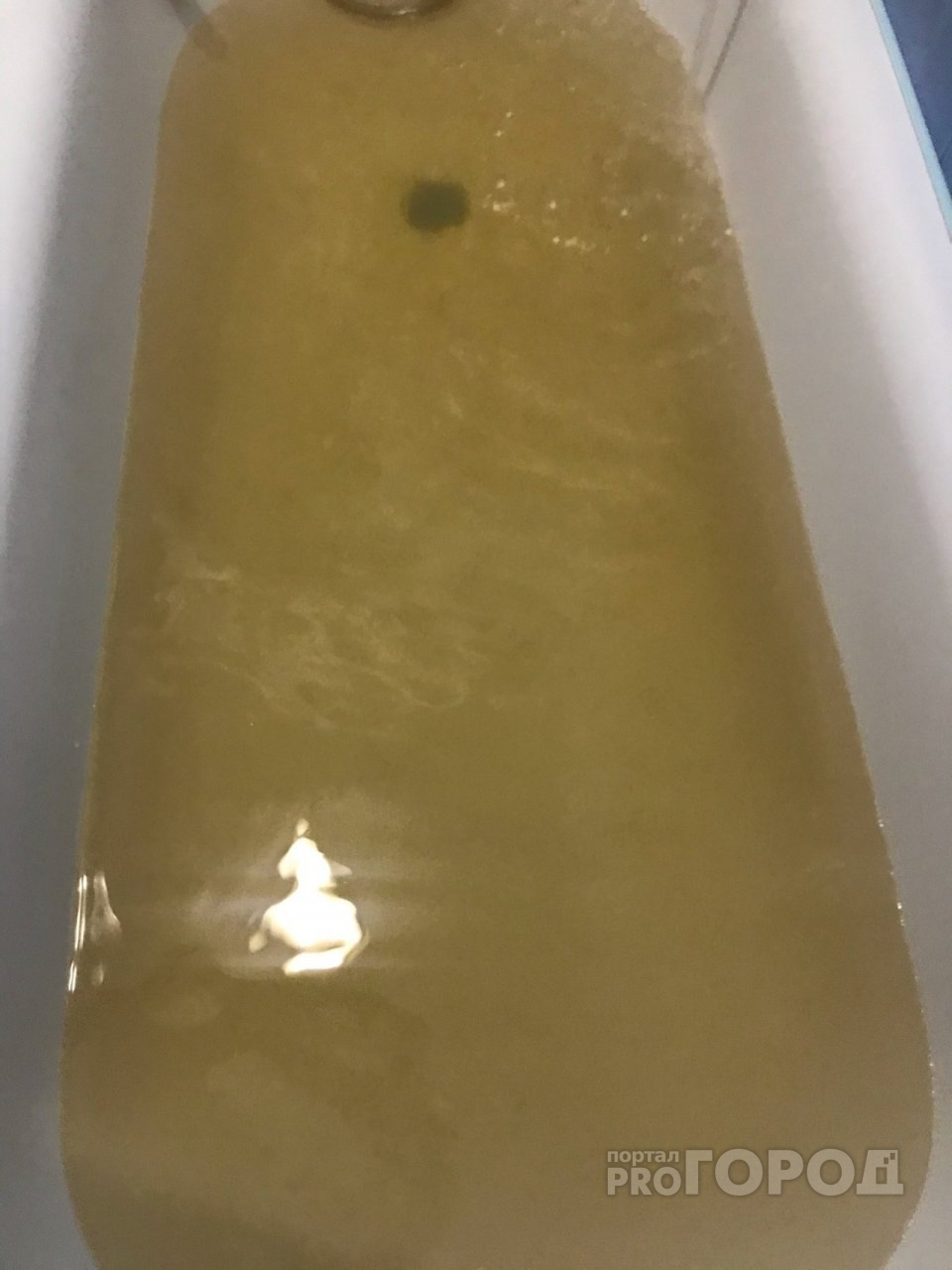 «Пахнет и желтого цвета»: куда обращаться йошкаролинцам, если из крана течет плохая вода