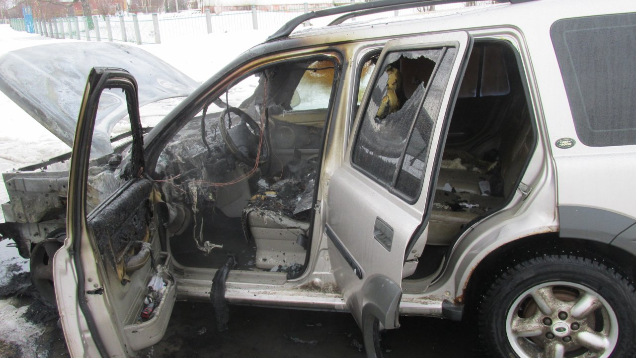 «Запустил двигатель и услышал взрыв»: житель Марий Эл пытался потушить пылающий внедорожник