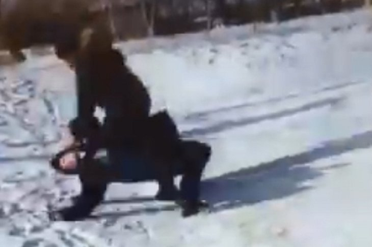 «Сняли на видео»: одноклассники выложили в соцсети зверское избиение девочки
