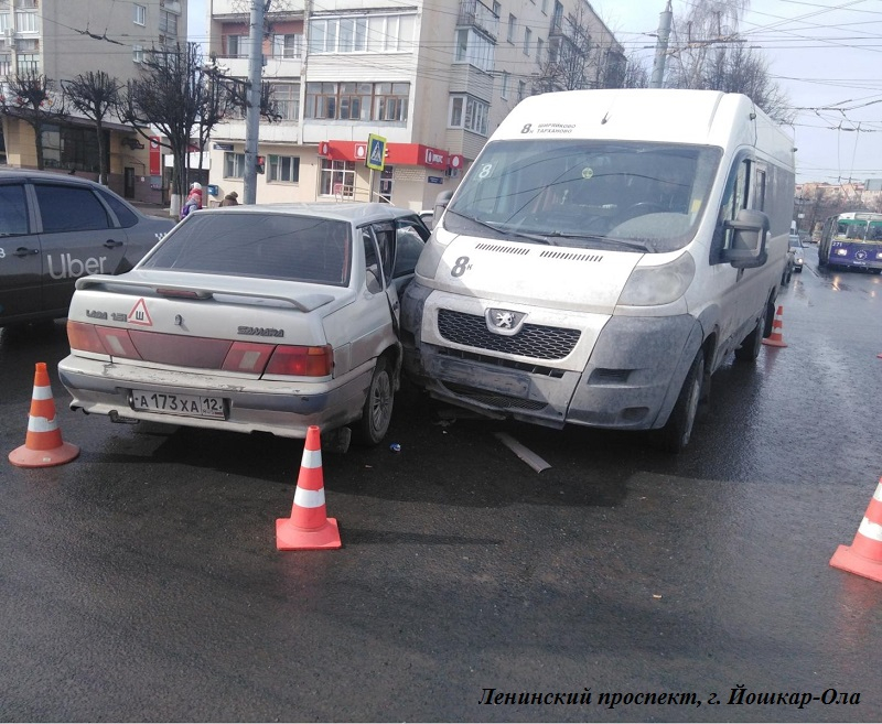 На перекрестке в Йошкар-Оле столкнулись легковушка и маршрутка: есть пострадавшие