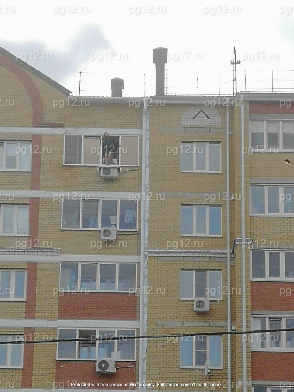 В Йошкар-Оле женщина пыталась выпрыгнуть с балкона многоэтажки