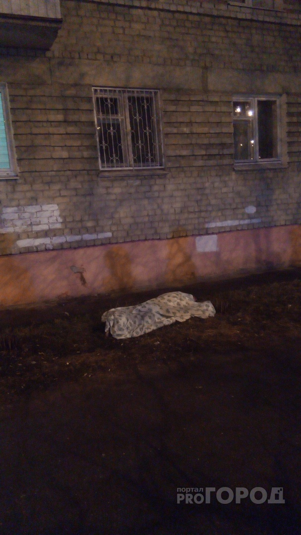 «Скончался на месте происшествия»: в Йошкар-Оле поздно ночью из окна выпал мужчина