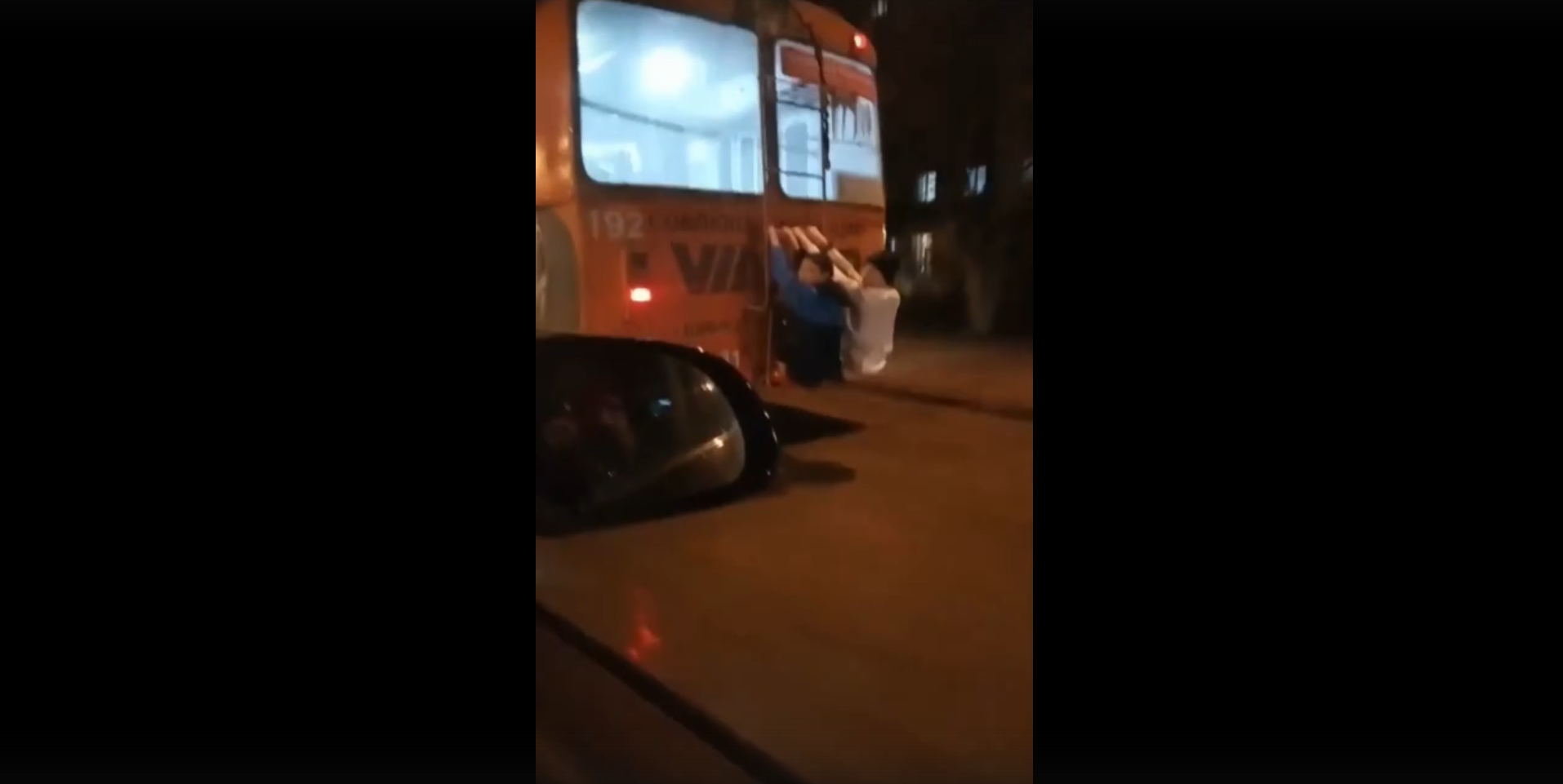 «Игры со смертью»: в Йошкар-Оле подростки решили покататься "зайцем" на троллейбусе