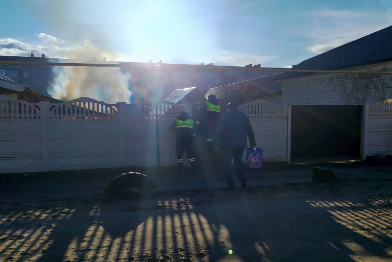 Герои нашего города: двое жителей Марий Эл вынесли шестилетнего мальчика с горящего участка