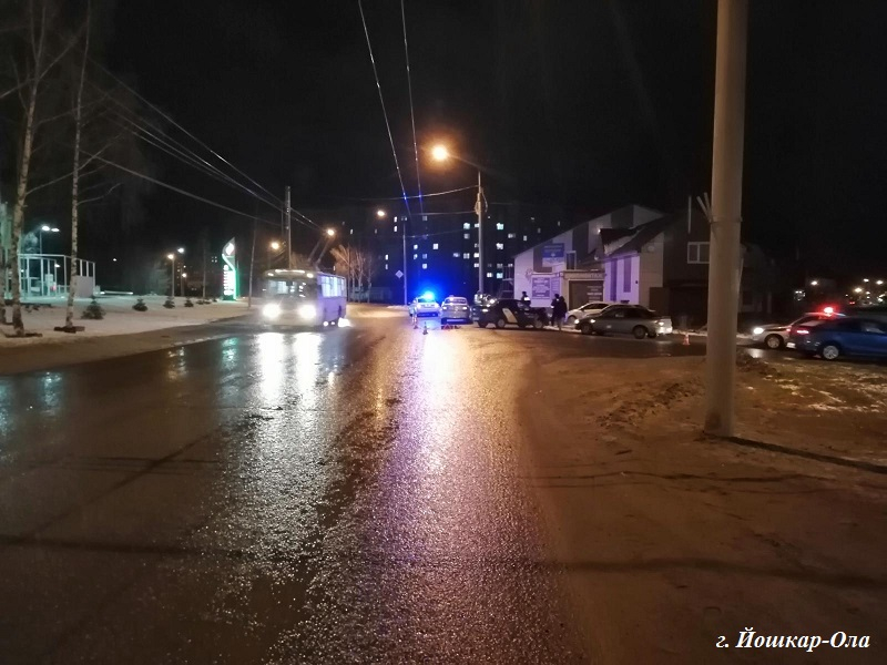 В Йошкар-Оле на Суворова из-за неуступчивого водителя произошло ДТП