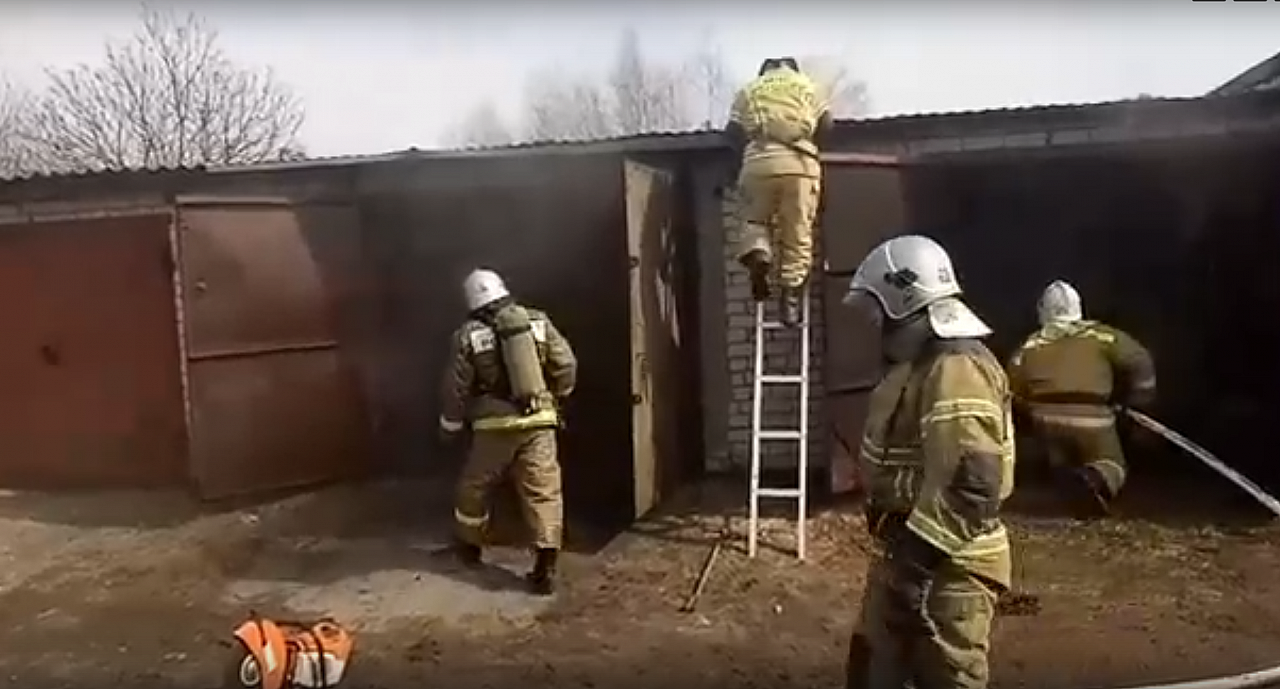 В пригороде Йошкар-Олы пожарные вскрыли полыхающий гараж