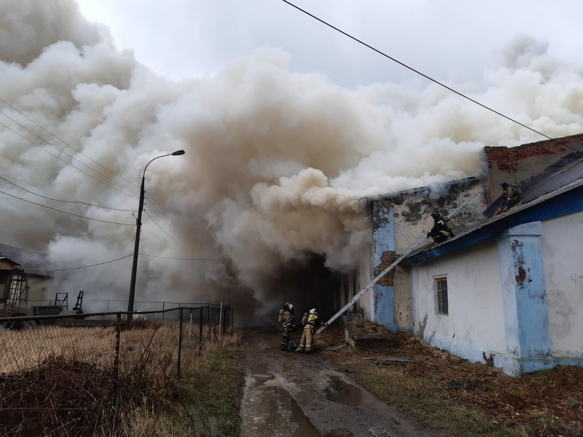 Около полусотни пожарных тушили бывший деревообрабатывающий цех в Волжске