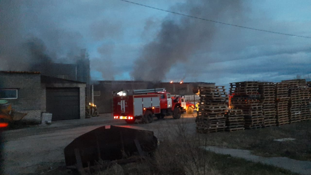 В Марий Эл около 20 огнеборцев спасли мебельную фабрику