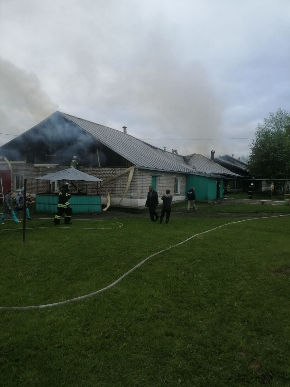 Около тридцати пожарных тушили вспыхнувший банный комплекс в небольшом поселке Марий Эл