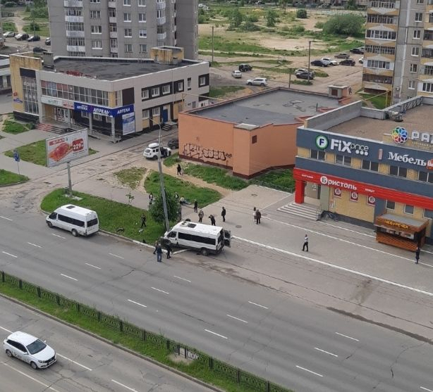 Появились видео с места ДТП в Йошкар-Оле, где микроавтобус "намотало" на столб