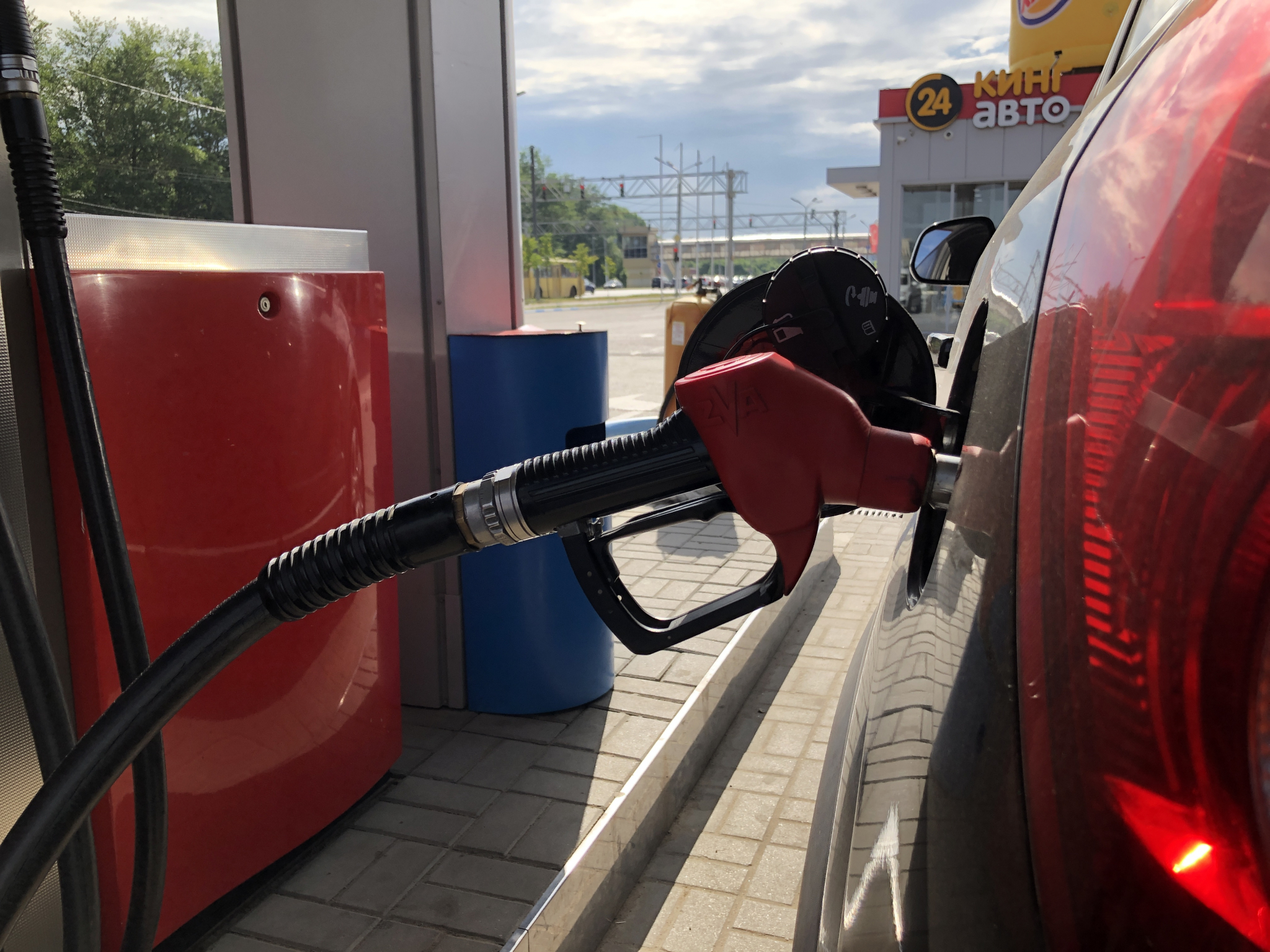Полицейский Йошкар-Олы около месяца сливал бензин со служебных авто