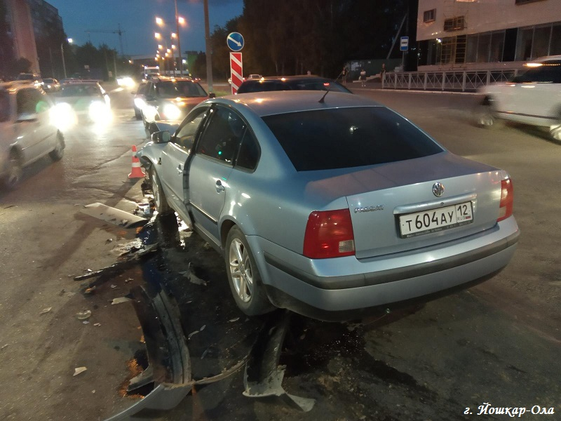 В Йошкар-Оле автоледи, выехавшая на "красный", спровоцировала ДТП