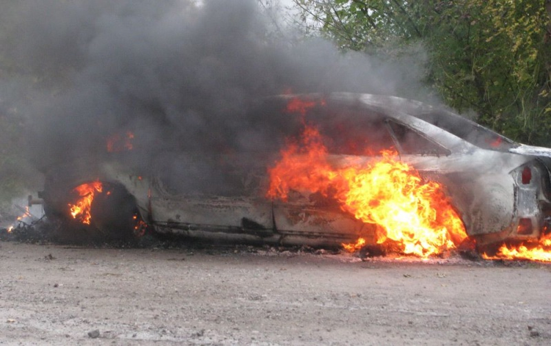 Машина в огне: в Марий Эл пожарным пришлось тушить вспыхнувший автомобиль