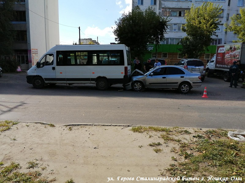 Пьяный водитель на угнанном авто "протаранил" маршрутку в Йошкар-Оле