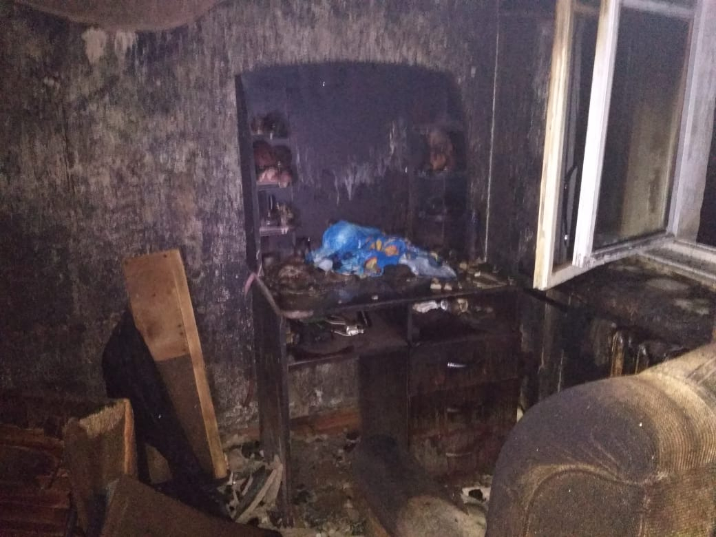 В Йошкар-Оле пожарные спасли женщину из огня
