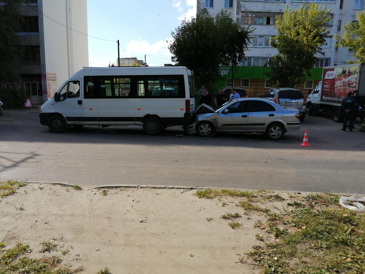 Розыск очевидцев: на ГСБ столкнулись легковушка и микроавтобус