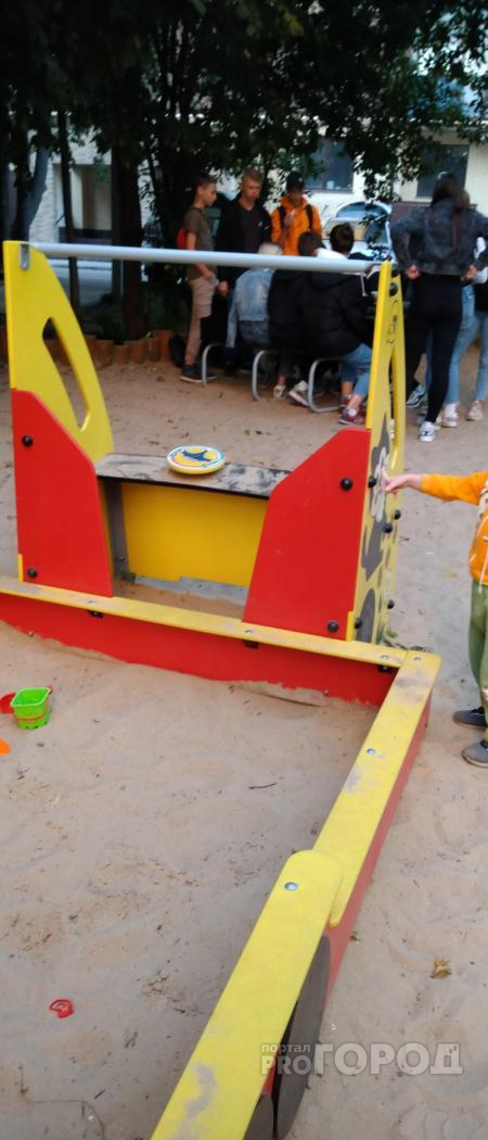 Йошкар-олинская молодежь не дает гулять с детьми на детской площадке