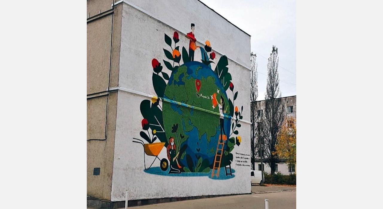 Фасад Дворца молодежи в Йошкар-Оле заиграл новыми красками