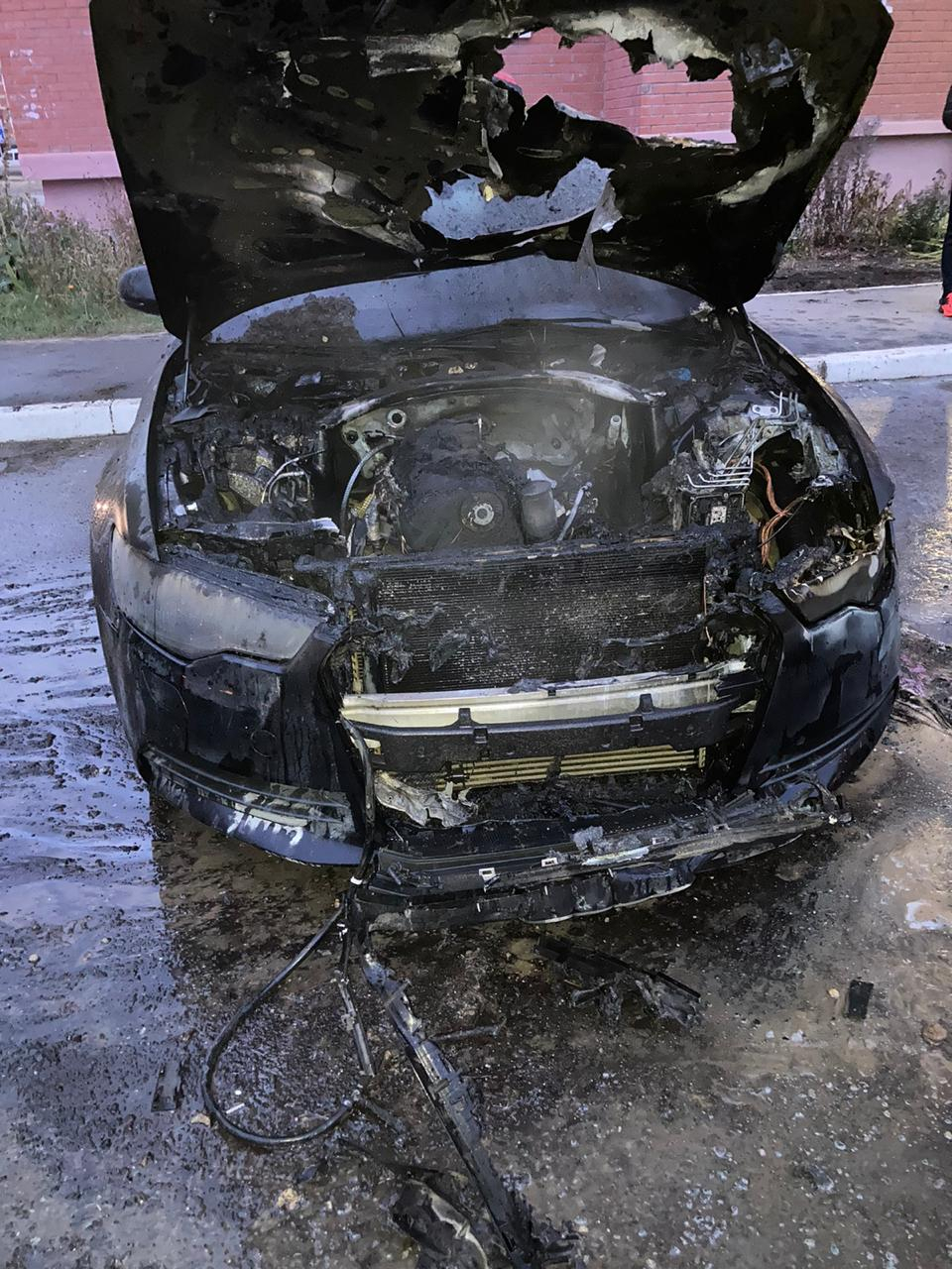 Не справился своими силами: в одном из дворов Йошкар-Олы сгорело авто