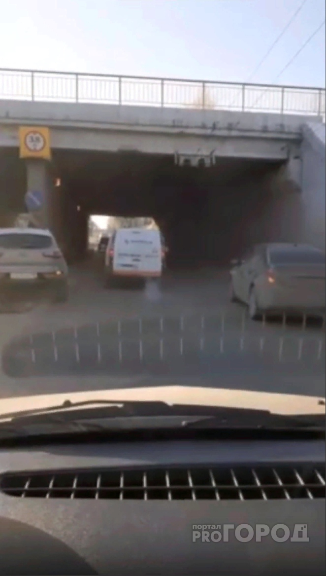 Две иномарки врезались под железнодорожным мостом в Йошкар-Оле