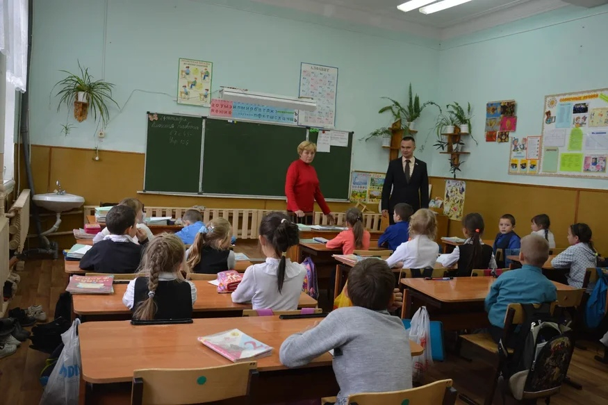 Депутат Сергей Казанков: «Закрывать школы нельзя. Образование должно быть традиционным»