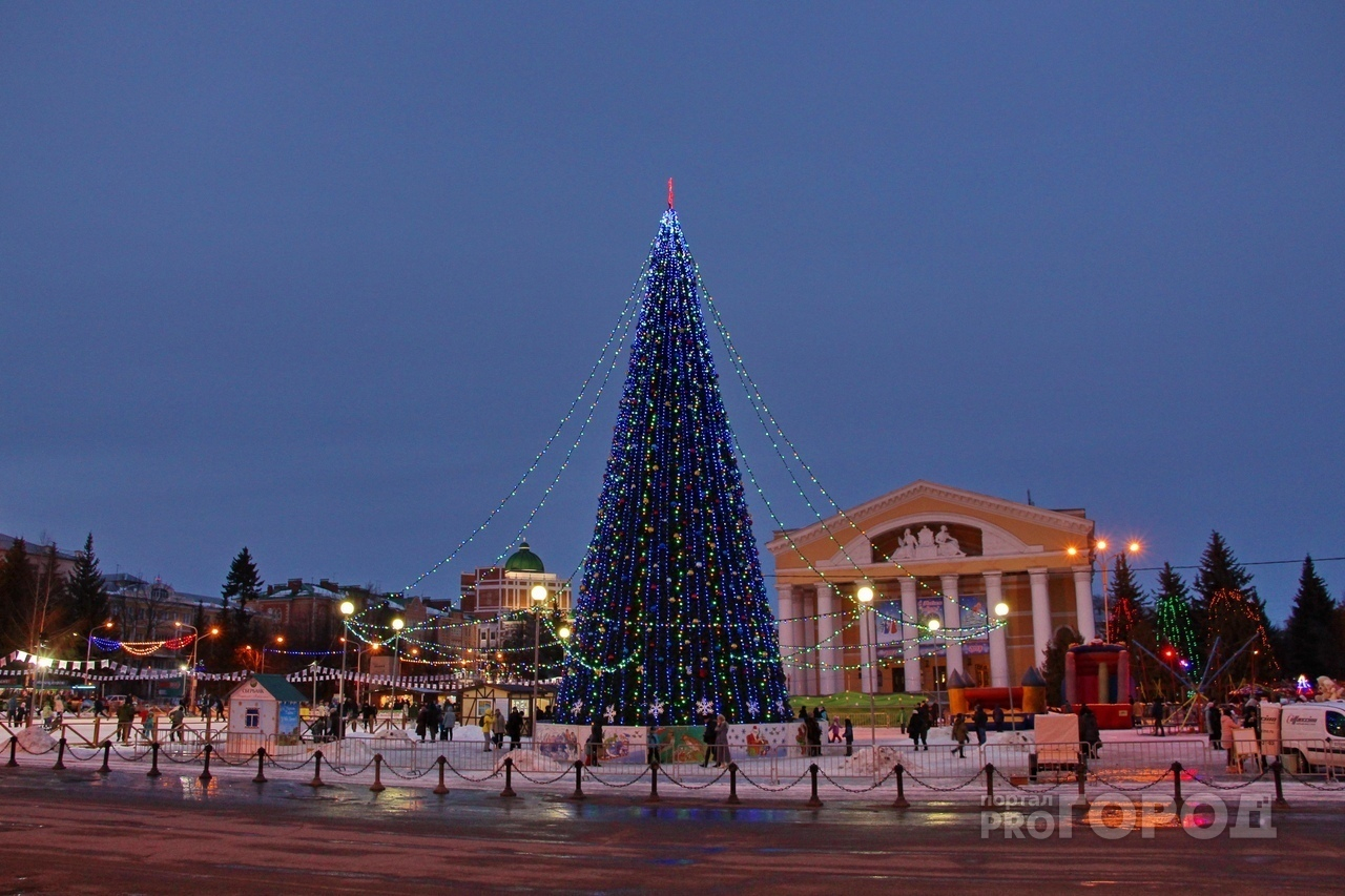 В Йошкар-Оле устанавливают елку: три интересных факта о главном новогоднем атрибуте нашего города