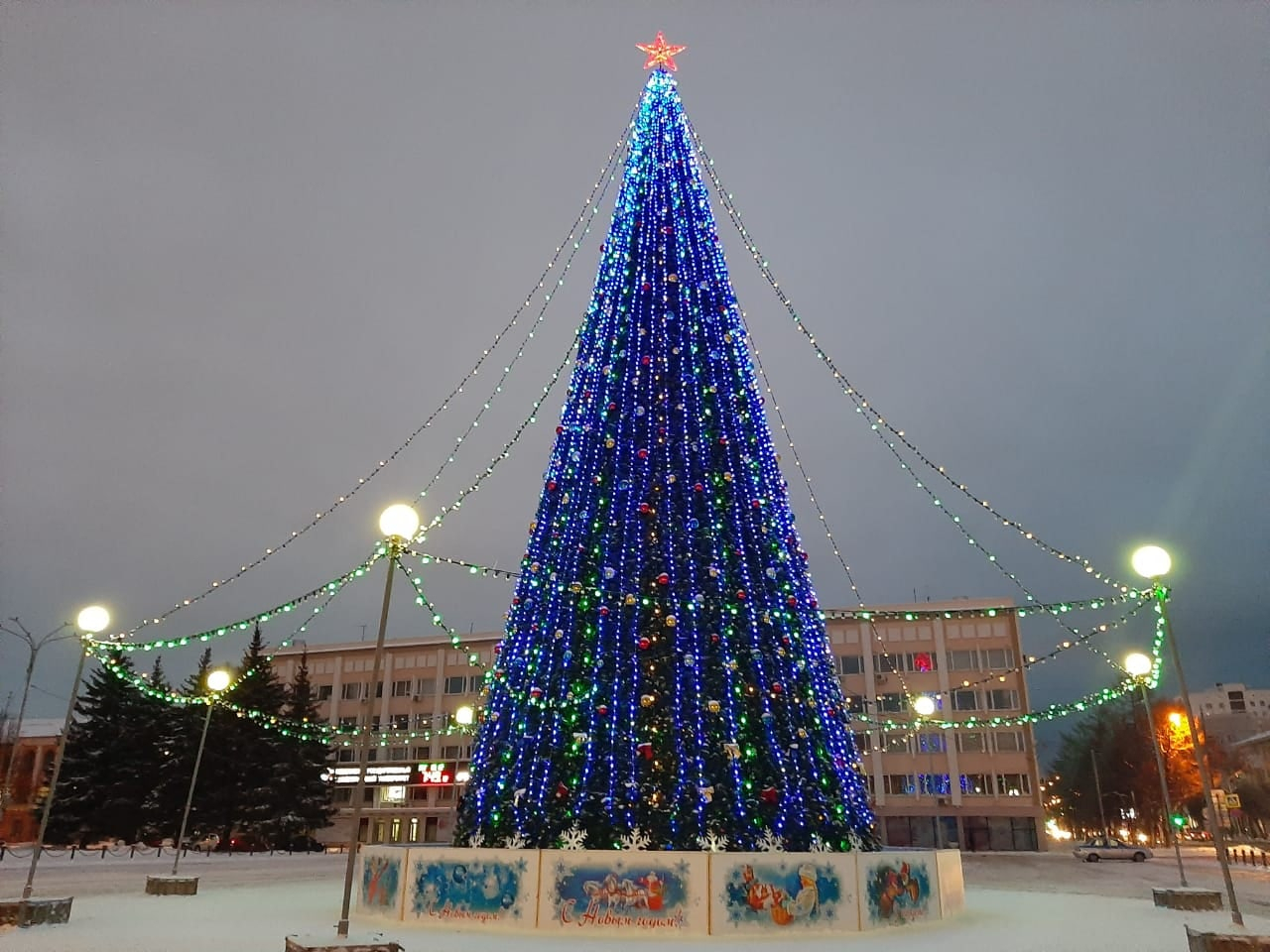 Главную новогоднюю елку Йошкар-Олы украсили гирляндами
