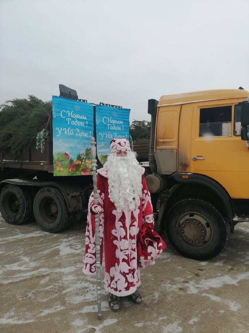 В Йошкар-Олу приехал дед Мороз на КамАЗе и с сотней елок