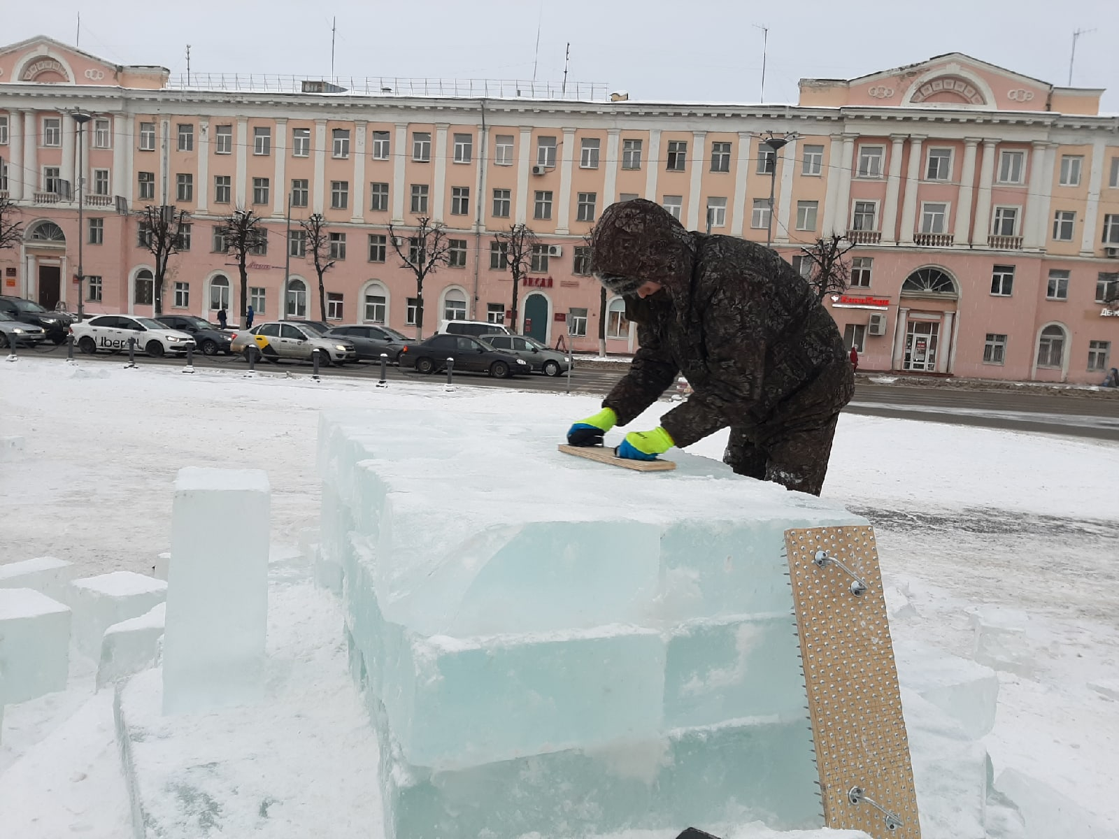 На главной площади Йошкар-Олы началось создание ледяных фигур