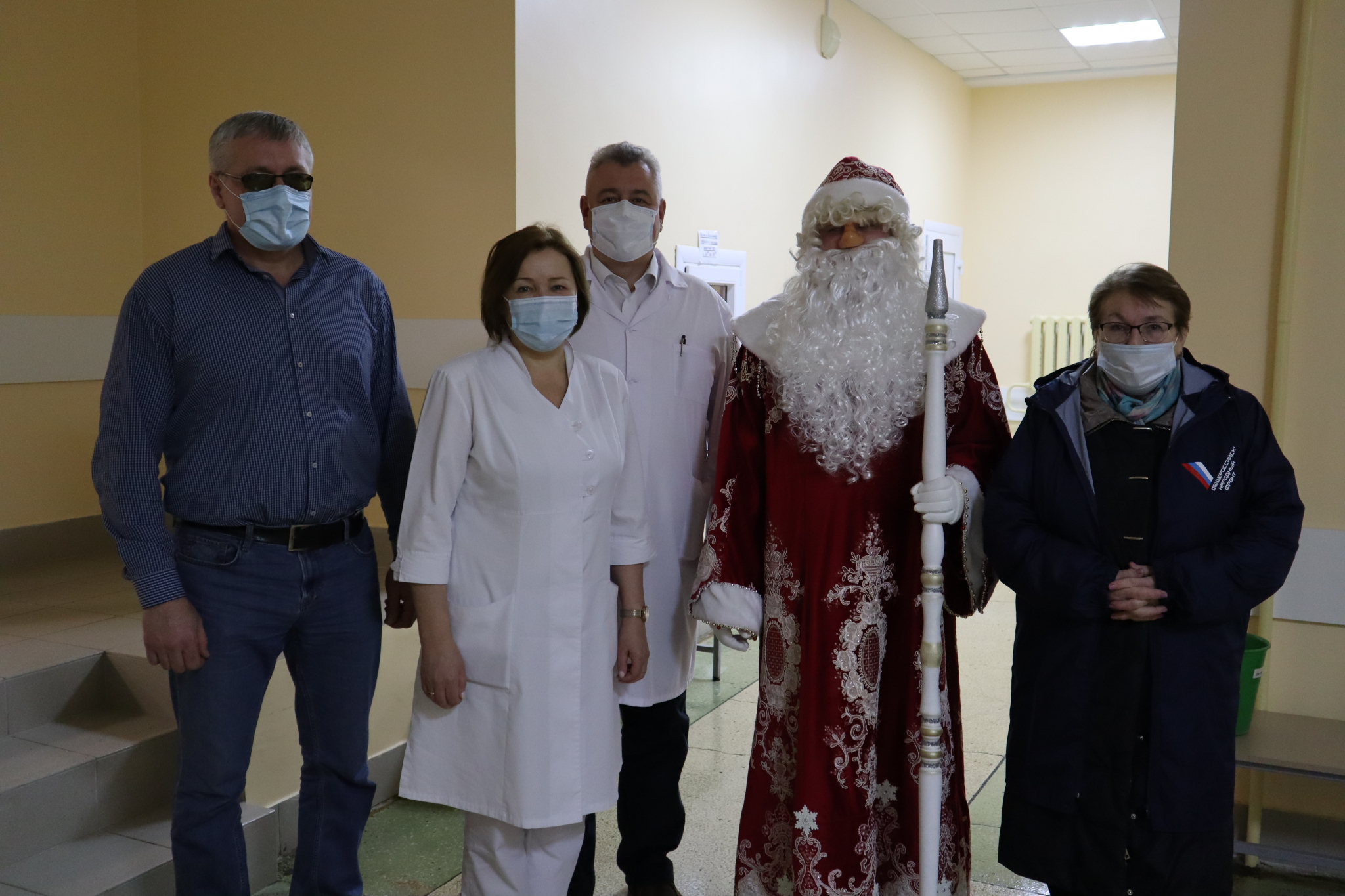 Дед Мороз с общественниками поздравил маленьких пациентов Йошкар-Олы