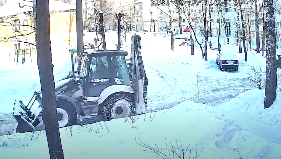 Йошкаролинец заметил, что трактор, очищающий улицу от снега,  просто проезжает по двору для фотоотчета