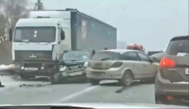 На Казанском тракте в Марий Эл произошло ДТП из трех машин и фуры