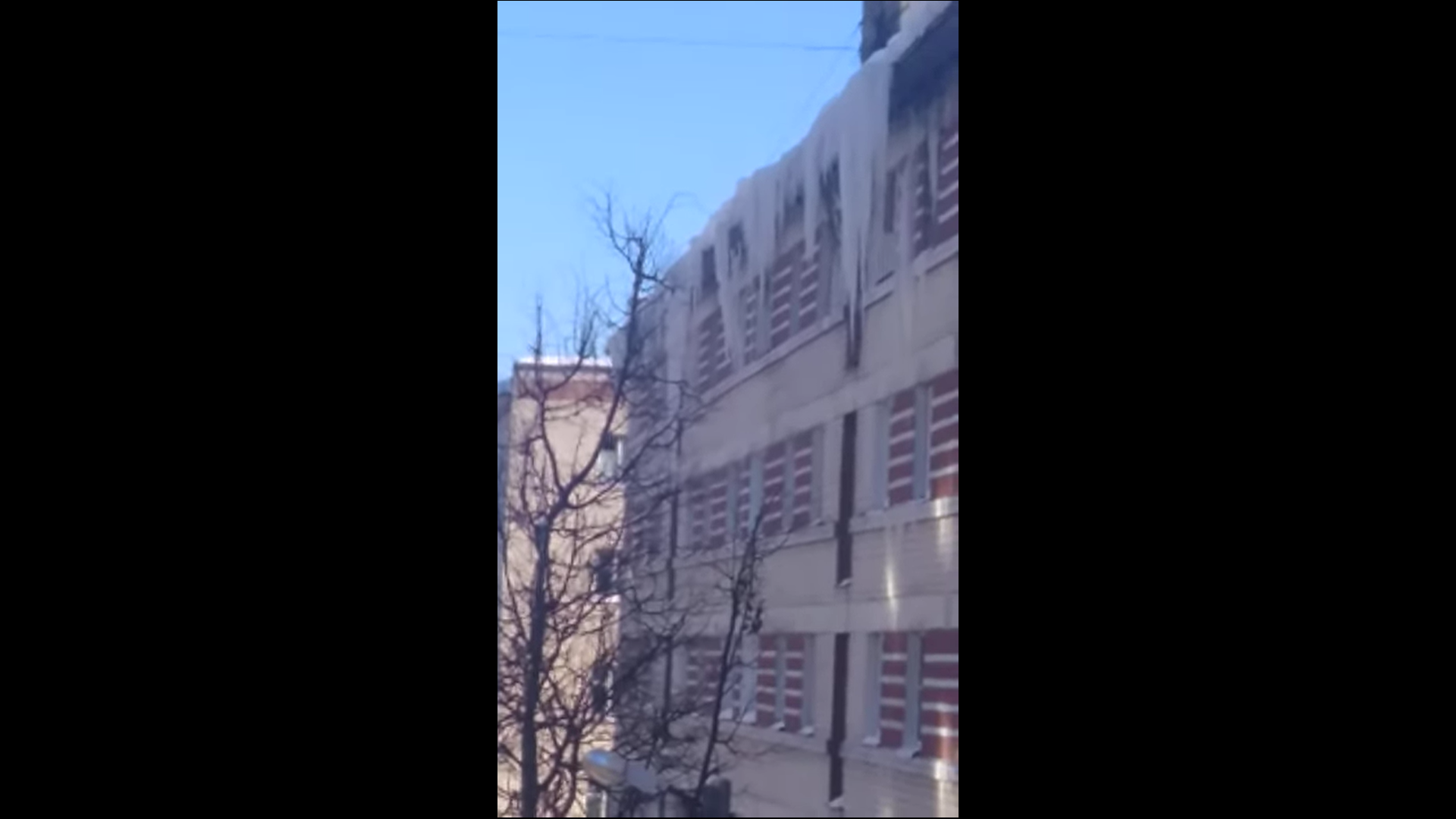 С крыш Йошкар-Олинских многоэтажек свисают сосульки с человеческий рост