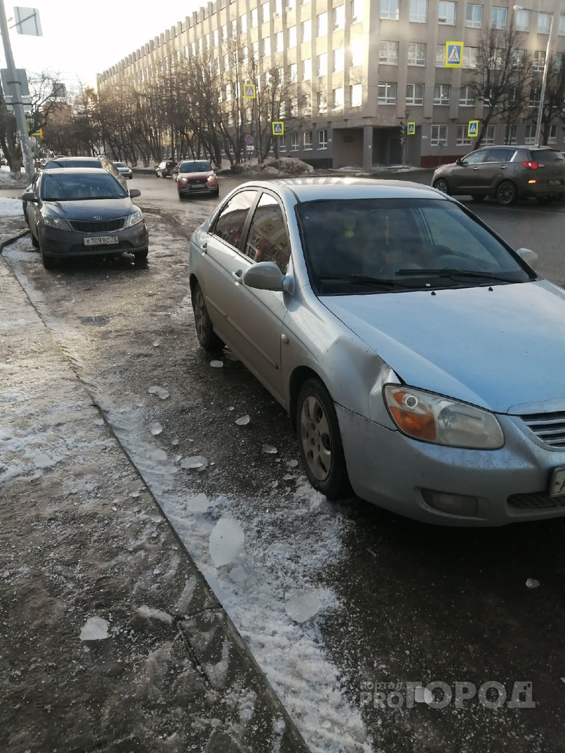 В центре Йошкар-Олы на припаркованный автомобиль упала ледяная глыба